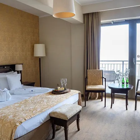 兰伯特spa疗养酒店 4* 尤斯托尼莫斯基